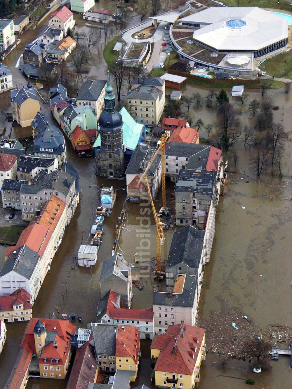 Luftbild Bad Schandau - Johanneskirche und Toskana Therme in Bad Schandau im Hochwasser