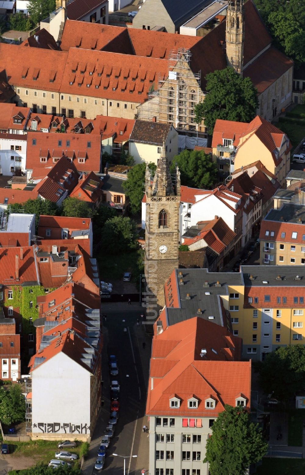 Luftaufnahme Erfurt - Johannesturm und Augustinerkloster in der Altstadt von Erfurt im Bundesland Thüringen