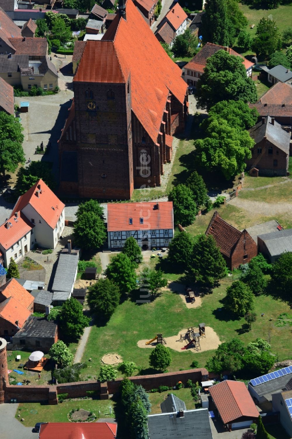 Luftaufnahme Hansestadt Werben (Elbe) - Johanniskirche in der Innenstadt der Hansestadt Werben (Elbe) im Bundesland Sachsen-Anhalt