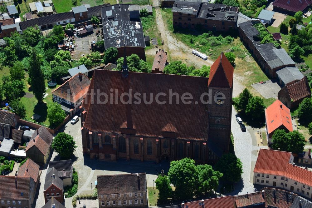 Hansestadt Werben (Elbe) aus der Vogelperspektive: Johanniskirche in der Innenstadt der Hansestadt Werben (Elbe) im Bundesland Sachsen-Anhalt