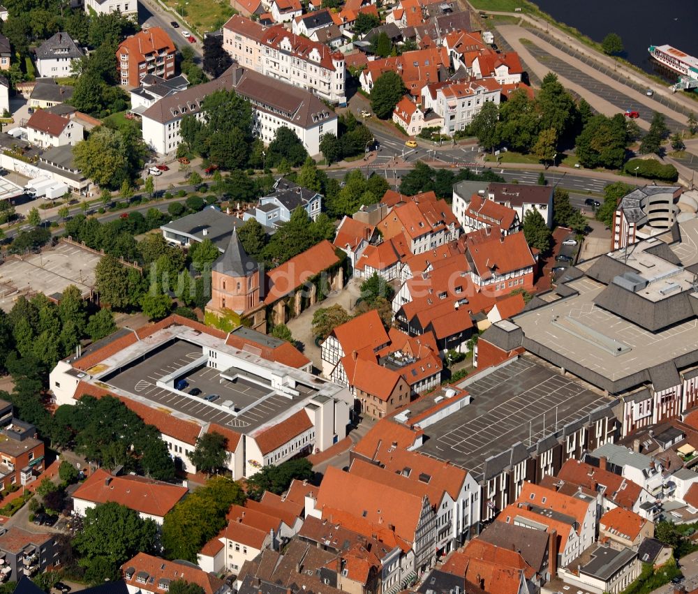 Minden von oben - Johanniskirchhof im Stadtzentrum in Minden im Bundesland Nordrhein-Westfalen