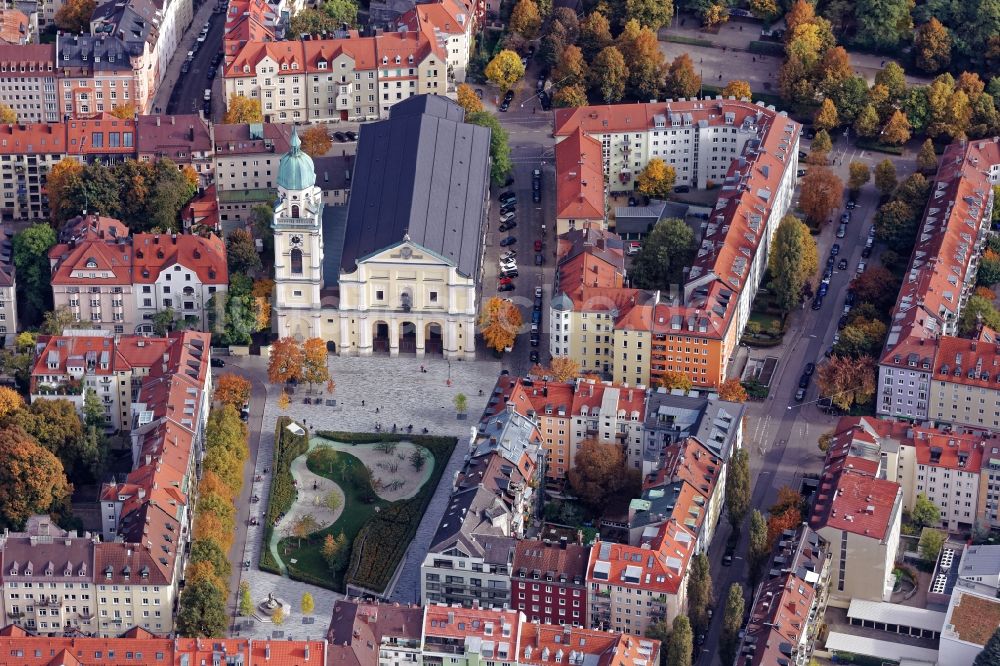 München aus der Vogelperspektive: Josephsplatz mit Kirche St. Joseph und Franziskusbrunnen in München im Bundesland Bayern