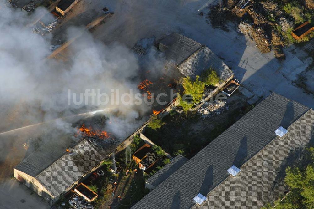 Jüterbog aus der Vogelperspektive: Jüterbog 23.09.2006 Blick auf Löschungsarbeiten in einem Gewerbegebiet nahe Jüterbog.