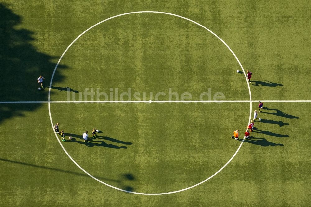 Wetter von oben - Jugendfußballtraining auf der Sportanlage des Fußballplatz Böllberg in Wetter im Ruhrgebiet im Bundesland Nordrhein-Westfalen