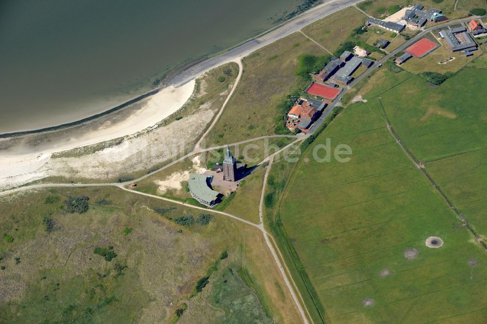 Wangerooge von oben - Jugendherberge im Westturm an der Westküste der Insel Wangerooge im Wattenmeer in der Nordsee im Bundesland Niedersachsen