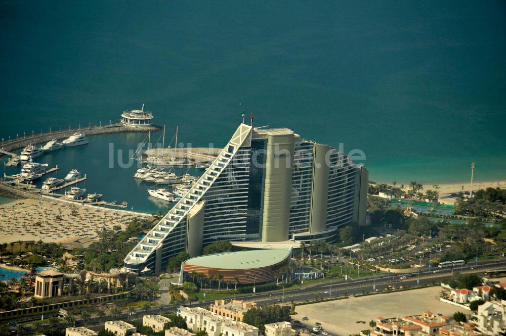 Dubai von oben - Jumeirah Hotel und der Pavilion Marina & Sports Club in Dubai