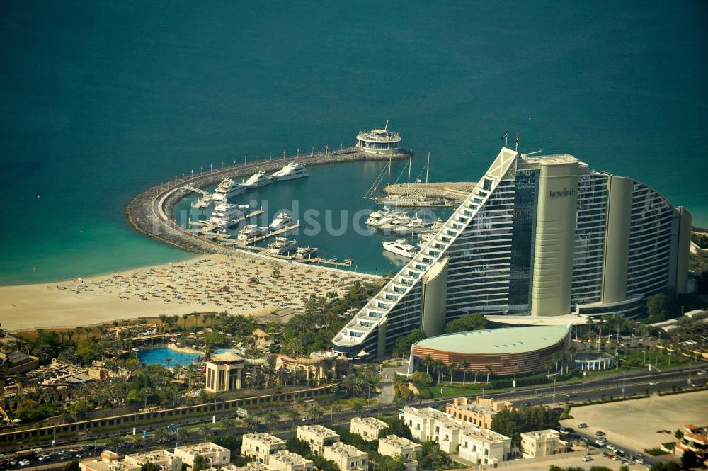 Dubai aus der Vogelperspektive: Jumeirah Hotel und der Pavilion Marina & Sports Club in Dubai