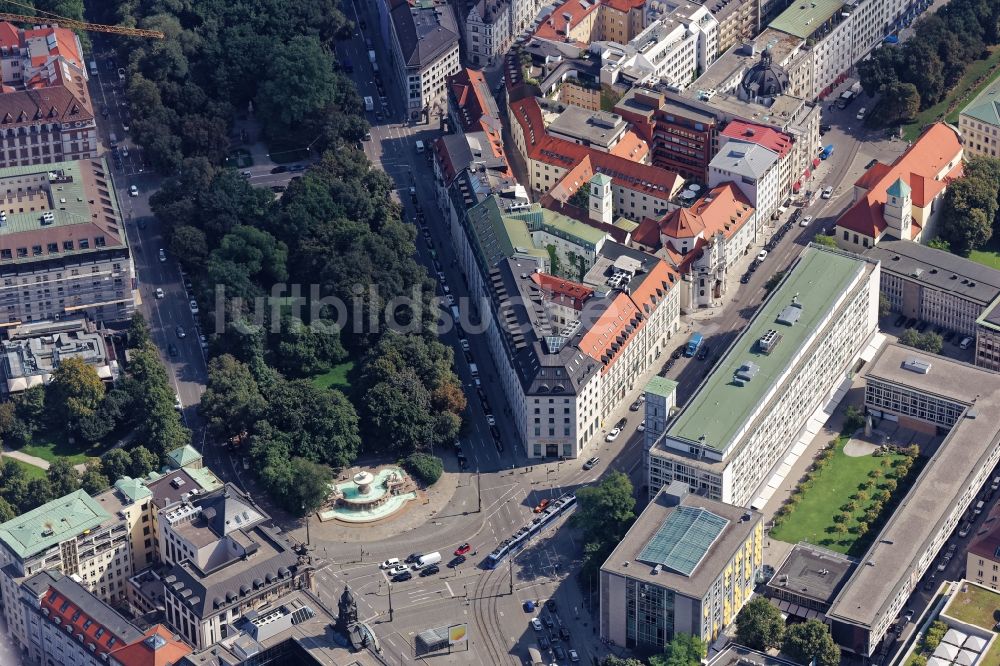 München von oben - Justizgebäude, Maxburg und Wittelsbacher Brunnen am Lenbachplatz in München im Bundesland Bayern