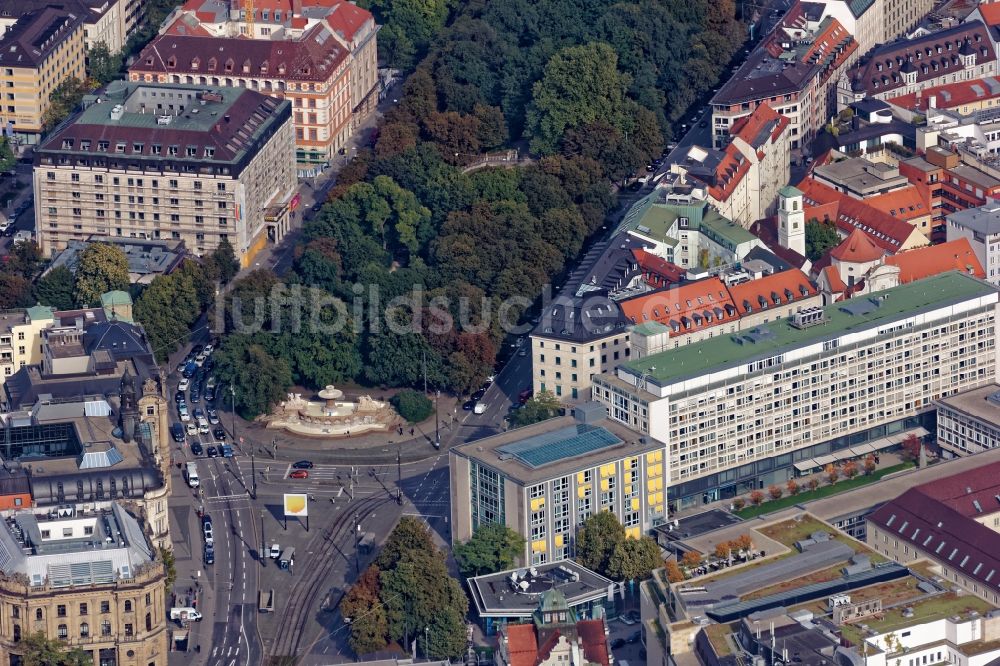 München von oben - Justizgebäude, Maxburg und Wittelsbacher Brunnen am Lenbachplatz in München im Bundesland Bayern