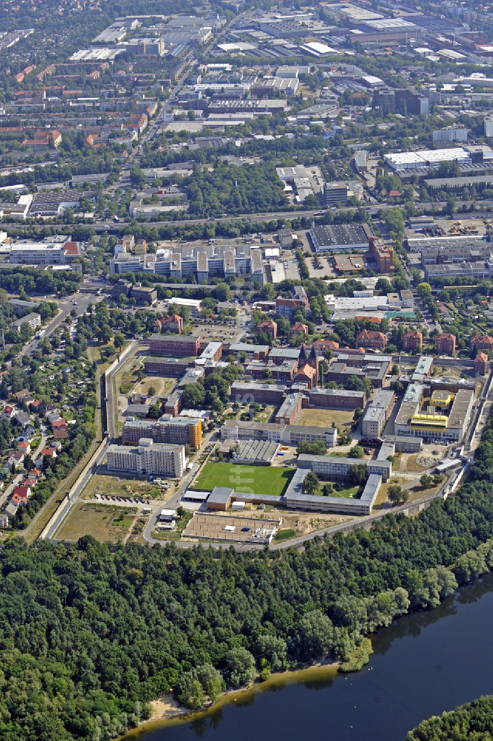 Berlin aus der Vogelperspektive: Justizvollzugsanstalt JVA Tegel im Ortsteil Reinickendorf in Berlin, Deutschland