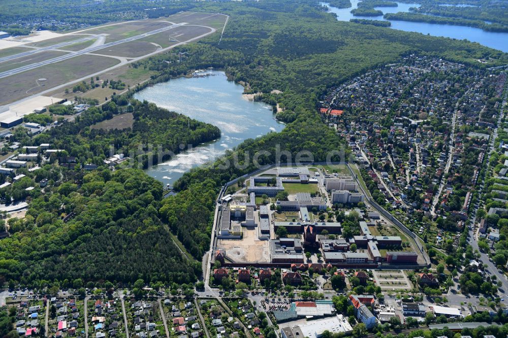 Berlin aus der Vogelperspektive: Justizvollzugsanstalt JVA Tegel im Ortsteil Reinickendorf in Berlin, Deutschland