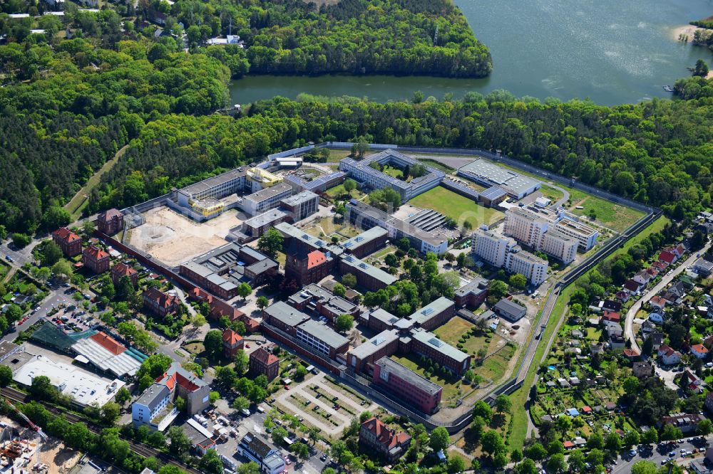 Berlin aus der Vogelperspektive: Justizvollzugsanstalt JVA Tegel im Ortsteil Reinickendorf in Berlin, Deutschland