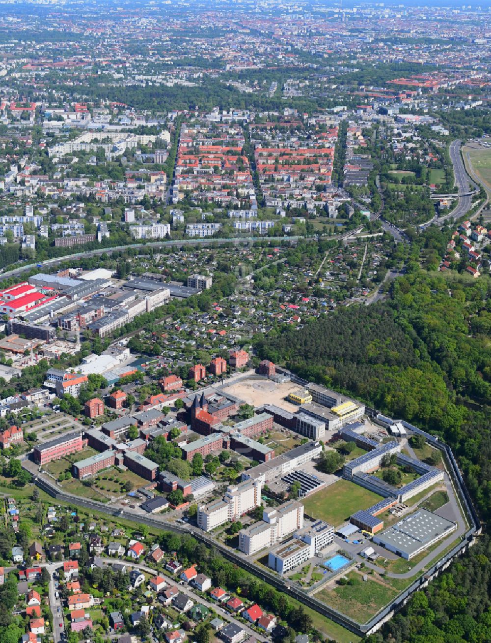 Berlin aus der Vogelperspektive: Justizvollzugsanstalt JVA Tegel im Ortsteil Reinickendorf in Berlin, Deutschland