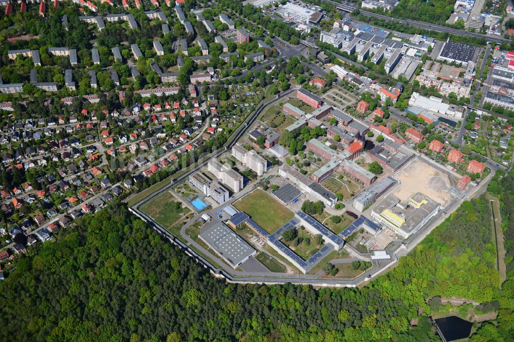 Berlin von oben - Justizvollzugsanstalt JVA Tegel im Ortsteil Reinickendorf in Berlin, Deutschland