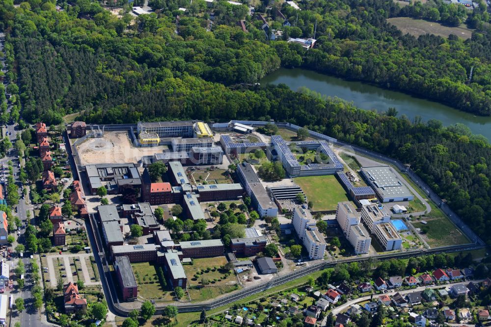 Berlin von oben - Justizvollzugsanstalt JVA Tegel im Ortsteil Reinickendorf in Berlin, Deutschland