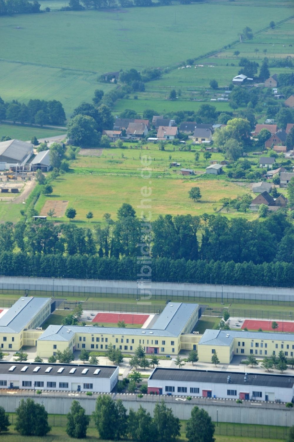 Wulkow aus der Vogelperspektive: Justizvollzugsanstalt Nord-Brandenburg Teilanstalt Neuruppin-Wulkow in Wulkow im Bundesland Brandenburg, Deutschland