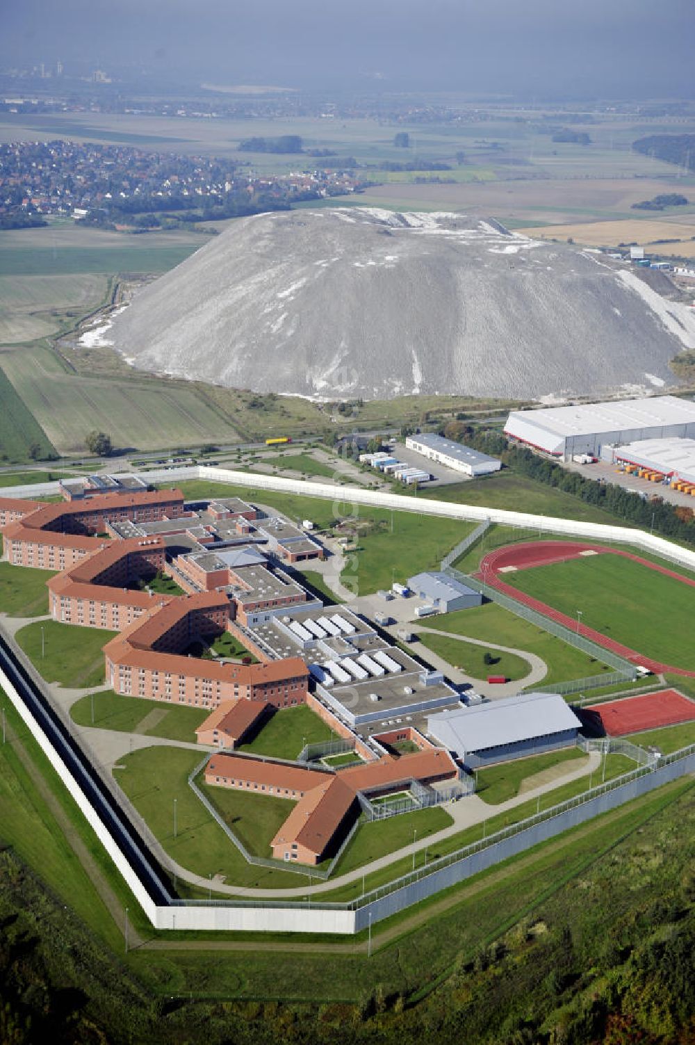 Luftaufnahme Sehnde - Justizvollzugsanstalt Sehnde und die ehemalige Kali Mine Bergmannsegen