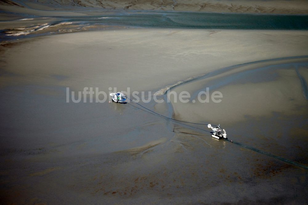 Cuxhaven von oben - Kabelleger und Bagger im Wattenmeer zwischen der Insel Neuwerk und Cuxhaven im Bundesland Niedersachsen