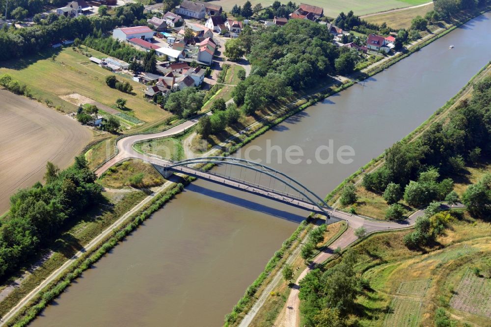 Luftaufnahme Kade OT Kader Schleuse - Kader-Brücke über dem Elbe-Havel-Kanal im Bundesland Sachsen-Anhalt