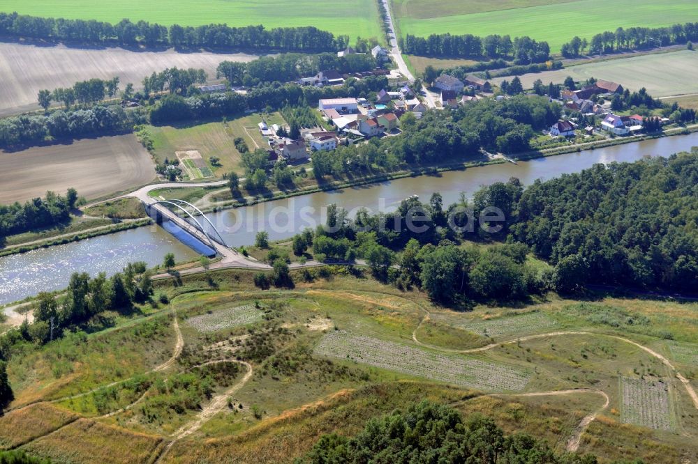 Kade OT Kader Schleuse aus der Vogelperspektive: Kader-Brücke über dem Elbe-Havel-Kanal im Bundesland Sachsen-Anhalt