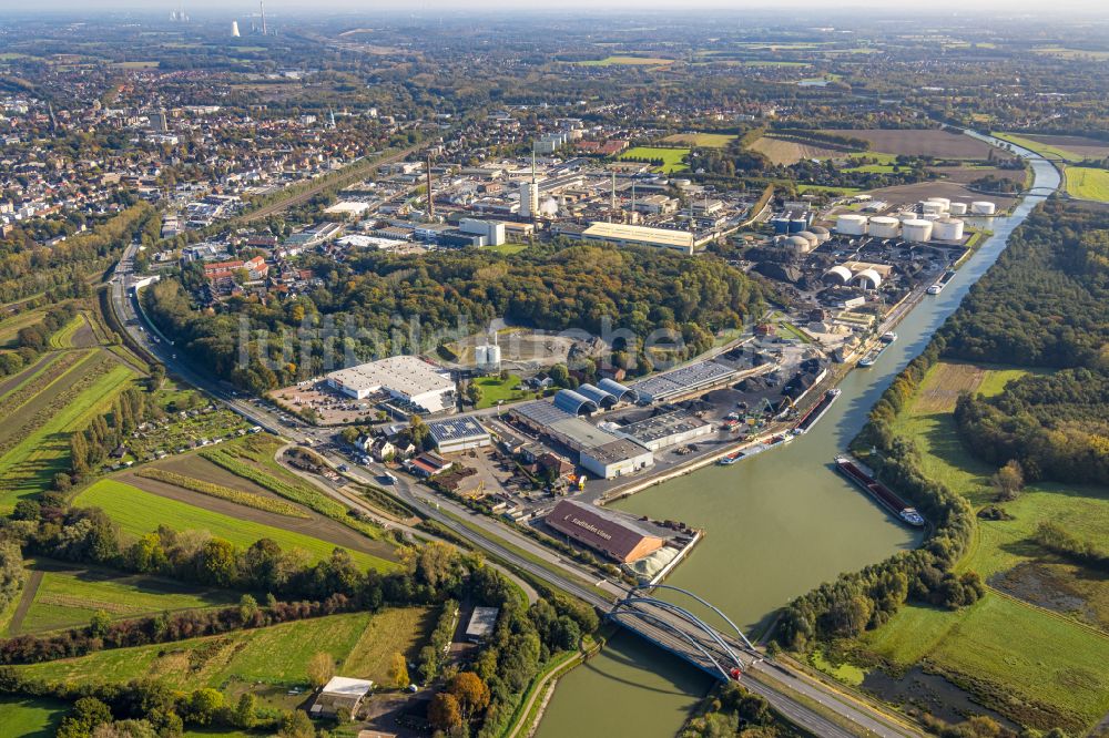 Lünen von oben - Kai und Hafenbecken des Binnenhafen am Datteln-Hamm-Kanal in Lünen im Bundesland Nordrhein-Westfalen, Deutschland