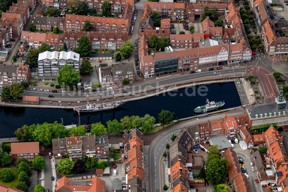 Luftaufnahme Emden - Kai und Hafenbecken des Binnenhafen der Ratsdelft am Ufer der Ems in Emden im Bundesland Niedersachsen, Deutschland