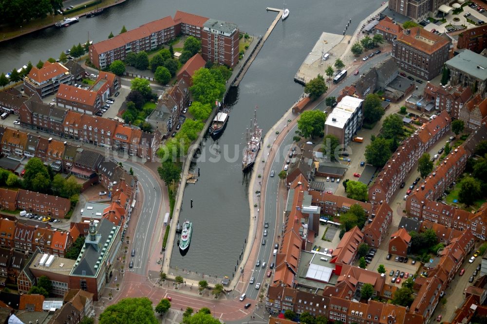 Emden aus der Vogelperspektive: Kai und Hafenbecken des Binnenhafen der Ratsdelft am Ufer der Ems in Emden im Bundesland Niedersachsen, Deutschland