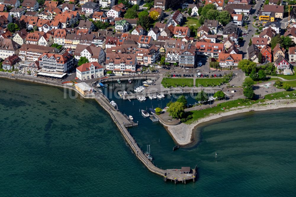 Luftaufnahme Langenargen - Kai und Hafenbecken des Binnenhafen am Ufer des Bodensee in Langenargen im Bundesland Baden-Württemberg, Deutschland