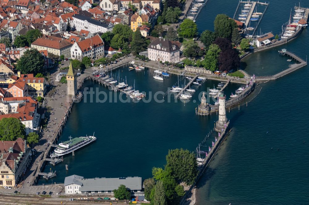 Luftaufnahme Lindau (Bodensee) - Kai und Hafenbecken des Binnenhafen am Ufer des Bodensee in Lindau (Bodensee) im Bundesland Bayern, Deutschland