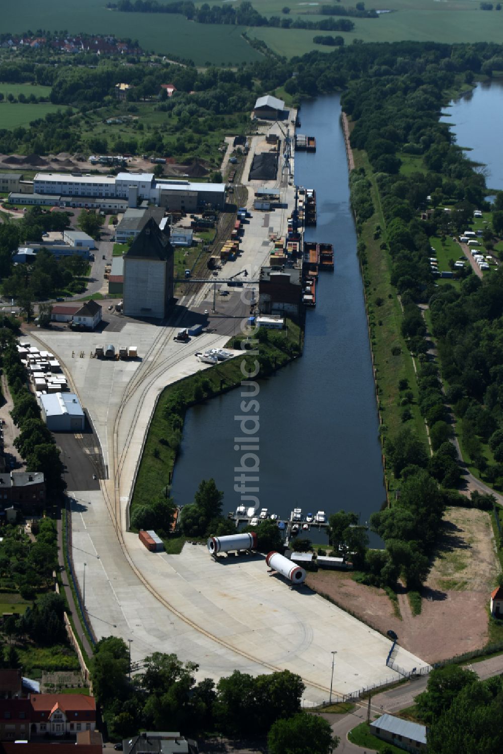 Aken von oben - Kai und Hafenbecken des Binnenhafen am Ufer der Elbe in Aken im Bundesland Sachsen-Anhalt, Deutschland