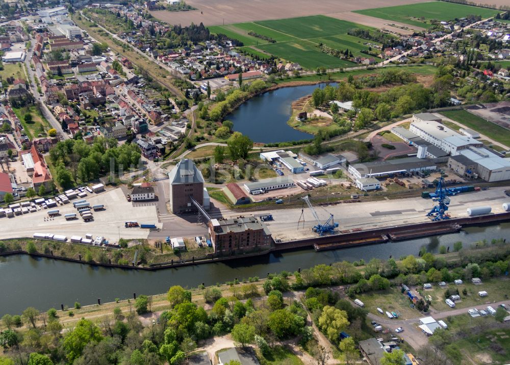 Aken aus der Vogelperspektive: Kai und Hafenbecken des Binnenhafen am Ufer der Elbe in Aken im Bundesland Sachsen-Anhalt, Deutschland