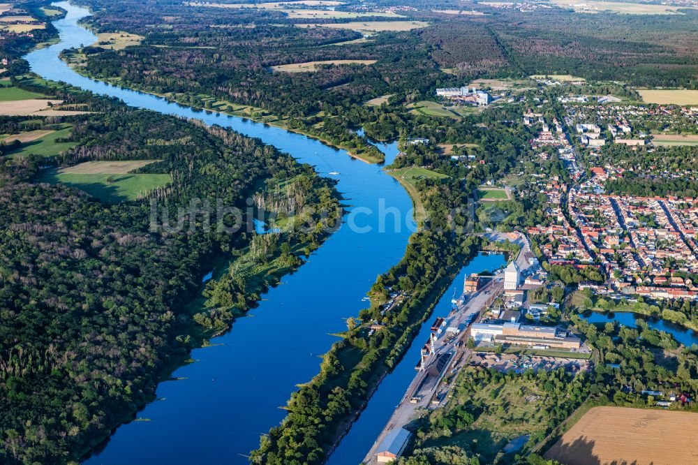 Luftaufnahme Aken - Kai und Hafenbecken des Binnenhafen am Ufer der Elbe in Aken im Bundesland Sachsen-Anhalt, Deutschland