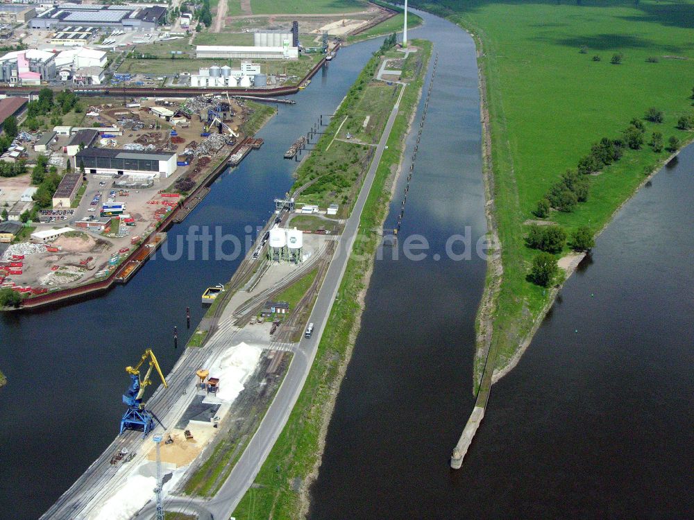 Luftbild Magdeburg - Kai und Hafenbecken des Binnenhafen am Ufer der Elbe in Magdeburg im Bundesland Sachsen-Anhalt, Deutschland