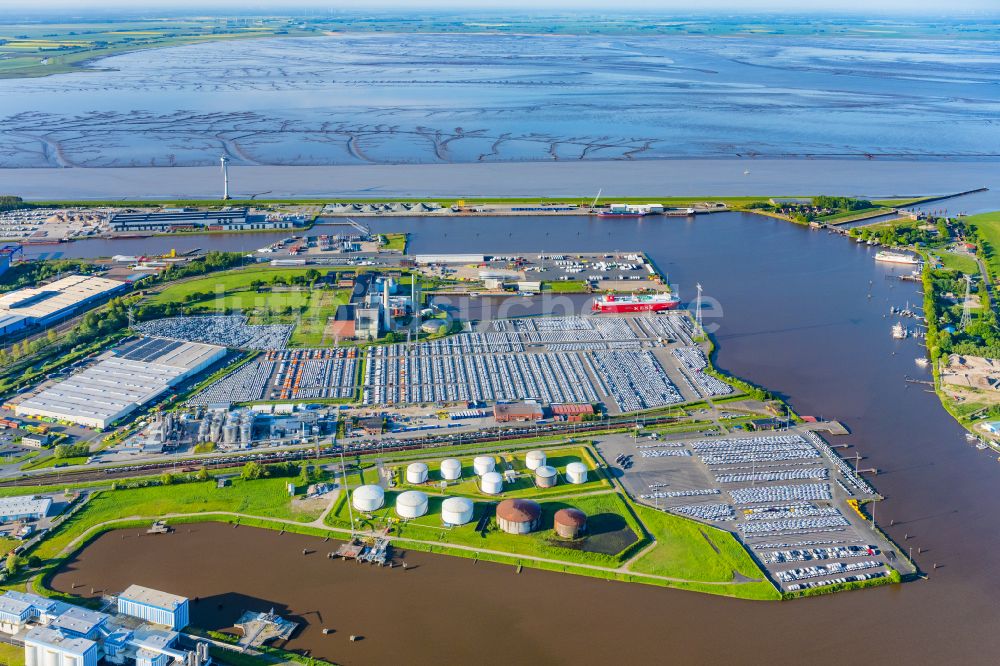 Emden aus der Vogelperspektive: Kai und Hafenbecken des Binnenhafen am Ufer der Ems in Emden im Bundesland Niedersachsen, Deutschland