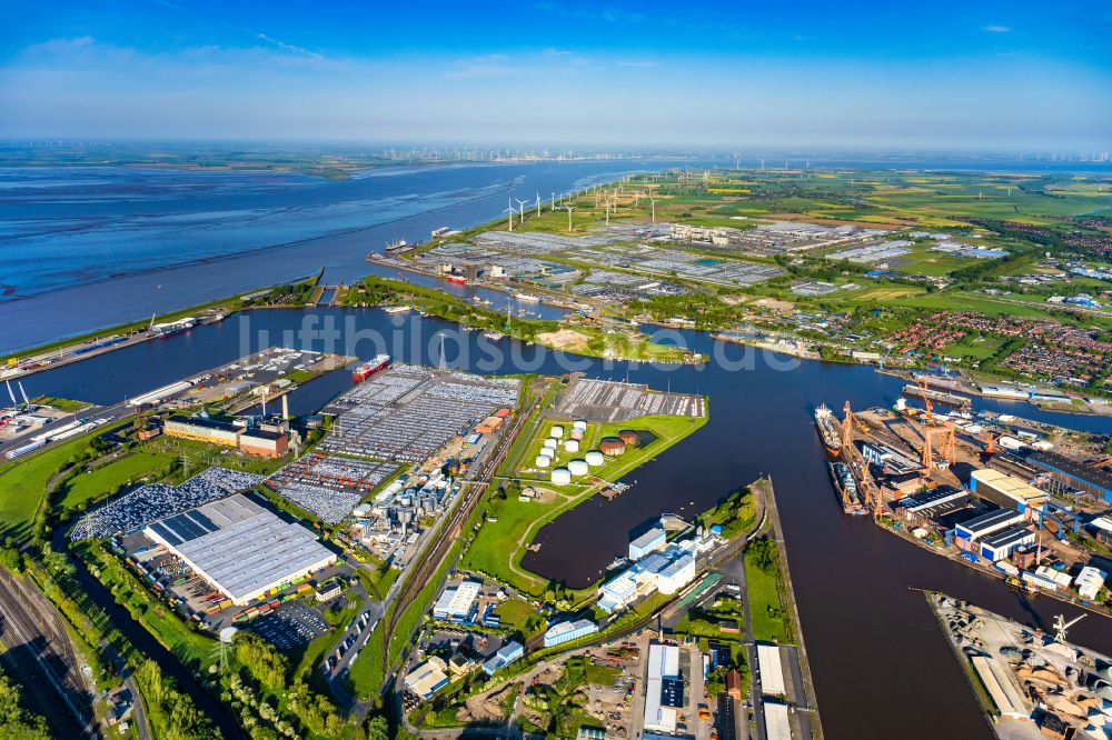 Luftbild Emden - Kai und Hafenbecken des Binnenhafen am Ufer der Ems in Emden im Bundesland Niedersachsen, Deutschland