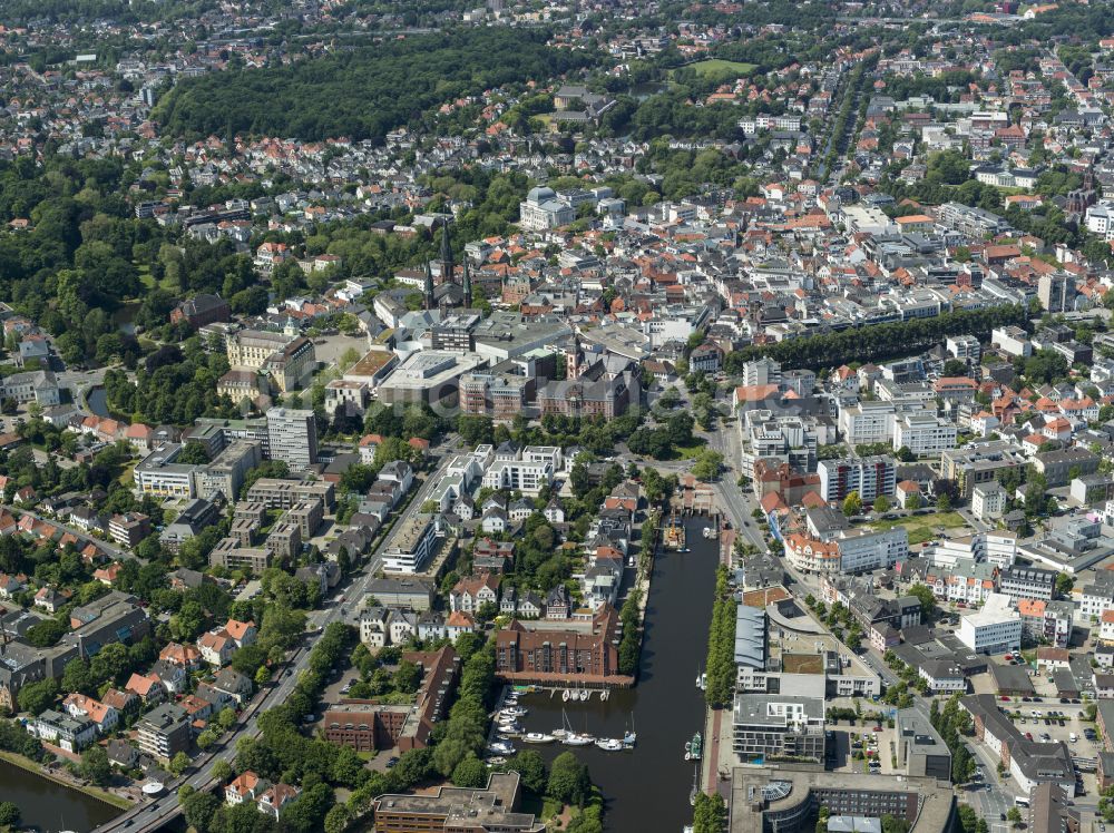 Luftaufnahme Oldenburg - Kai und Hafenbecken des Binnenhafen am Ufer der Hunte in Oldenburg im Bundesland Niedersachsen, Deutschland