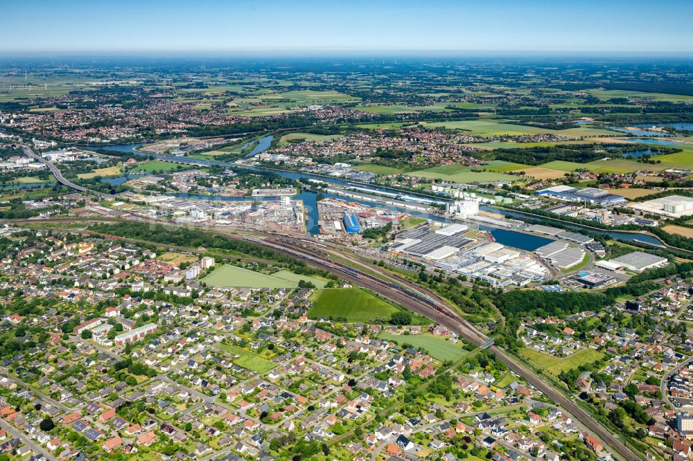 Minden aus der Vogelperspektive: Kai und Hafenbecken des Binnenhafen am Ufer Industriehafen in Minden im Bundesland Nordrhein-Westfalen, Deutschland