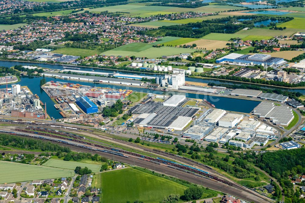 Luftbild Minden - Kai und Hafenbecken des Binnenhafen am Ufer Industriehafen in Minden im Bundesland Nordrhein-Westfalen, Deutschland