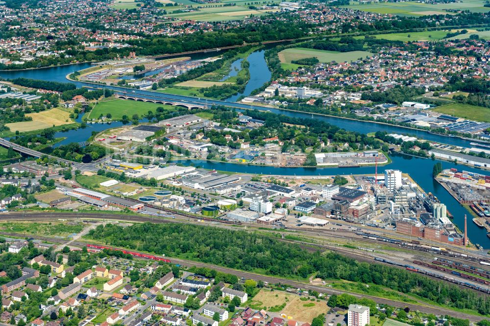 Luftaufnahme Minden - Kai und Hafenbecken des Binnenhafen am Ufer Industriehafen in Minden im Bundesland Nordrhein-Westfalen, Deutschland