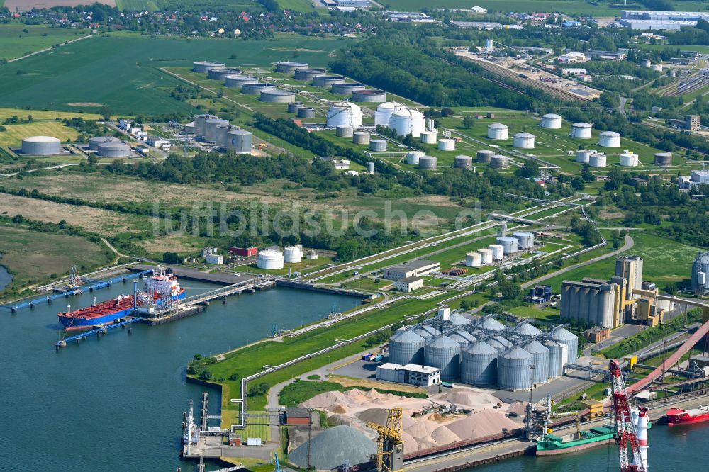 Luftbild Rostock - Kai und Hafenbecken des Binnenhafen am Ufer im Ortsteil Peez in Rostock im Bundesland Mecklenburg-Vorpommern, Deutschland