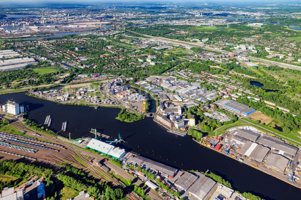 Luftaufnahme Hamburg - Kai und Hafenbecken des Binnenhafen am Ufer Schluisgrovehafen in Hamburg, Deutschland