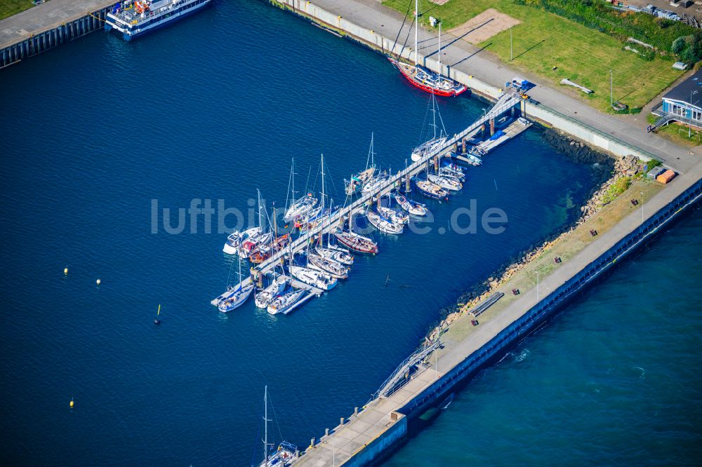 Luftaufnahme Helgoland - Kai und Hafenbecken des Binnenhafen am Ufer Südhafen in Helgoland im Bundesland Schleswig-Holstein, Deutschland