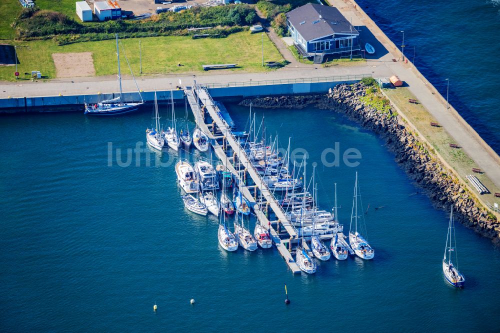 Helgoland von oben - Kai und Hafenbecken des Binnenhafen am Ufer Südhafen in Helgoland im Bundesland Schleswig-Holstein, Deutschland