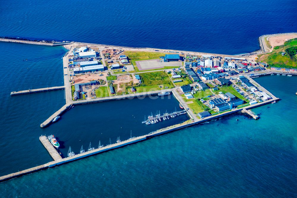 Helgoland aus der Vogelperspektive: Kai und Hafenbecken des Binnenhafen am Ufer Südhafen in Helgoland im Bundesland Schleswig-Holstein, Deutschland