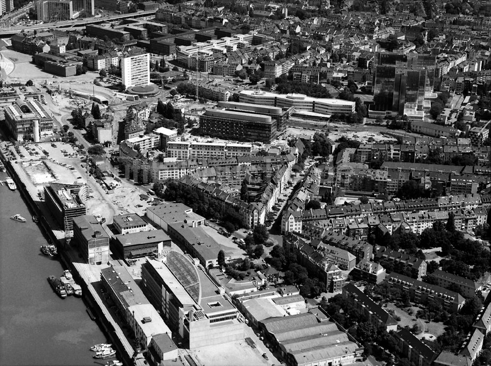 Düsseldorf aus der Vogelperspektive: Kaianlagen am Hafenbecken des Binnenhafen Zollhafen am Zollhof in Düsseldorf im Bundesland Nordrhein-Westfalen, Deutschland