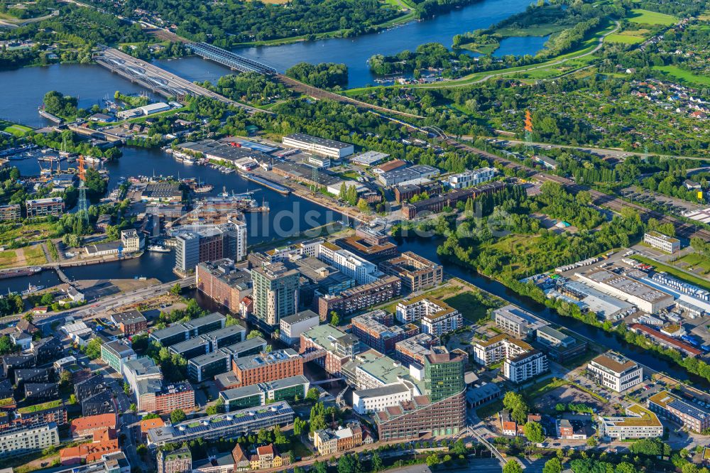 Hamburg von oben - Kaianlagen und Schiffs- Anlegestellen Gewerbegebiet Nartenstraße an den Hafenbecken an der Süderelbe im Ortsteil Harburg in Hamburg, Deutschland