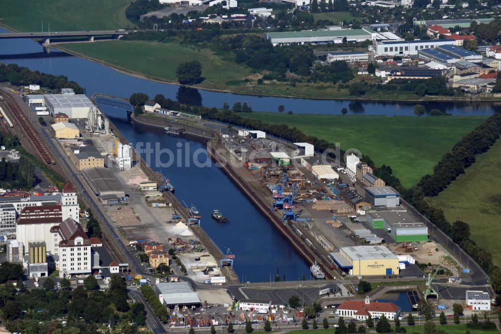 Luftbild Dresden - Kaianlagen und Schiffs- Anlegestellen am Hafenbecken des Binnenhafen Alberthafen in Dresden im Bundesland Sachsen, Deutschland