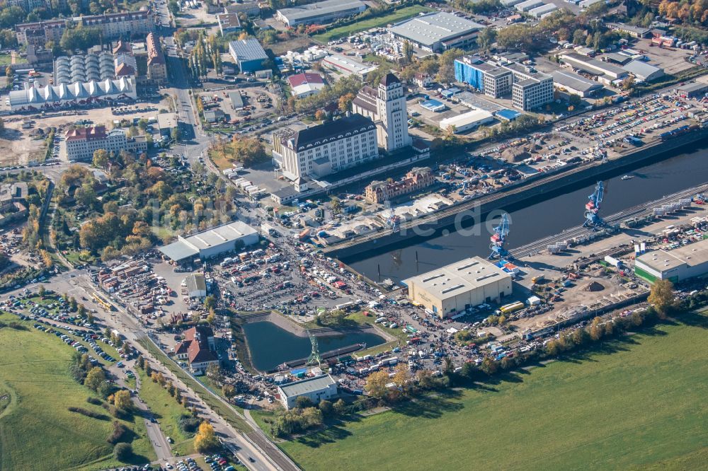 Luftaufnahme Dresden - Kaianlagen und Schiffs- Anlegestellen am Hafenbecken des Binnenhafen Alberthafen in Dresden im Bundesland Sachsen, Deutschland