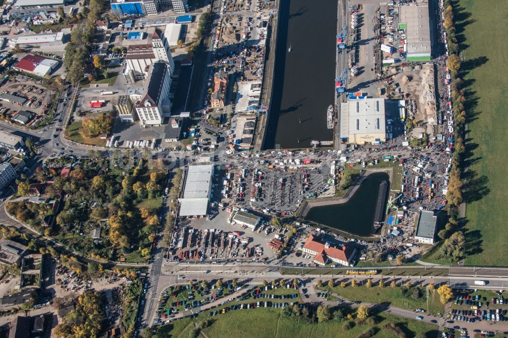 Luftbild Dresden - Kaianlagen und Schiffs- Anlegestellen am Hafenbecken des Binnenhafen Alberthafen in Dresden im Bundesland Sachsen, Deutschland