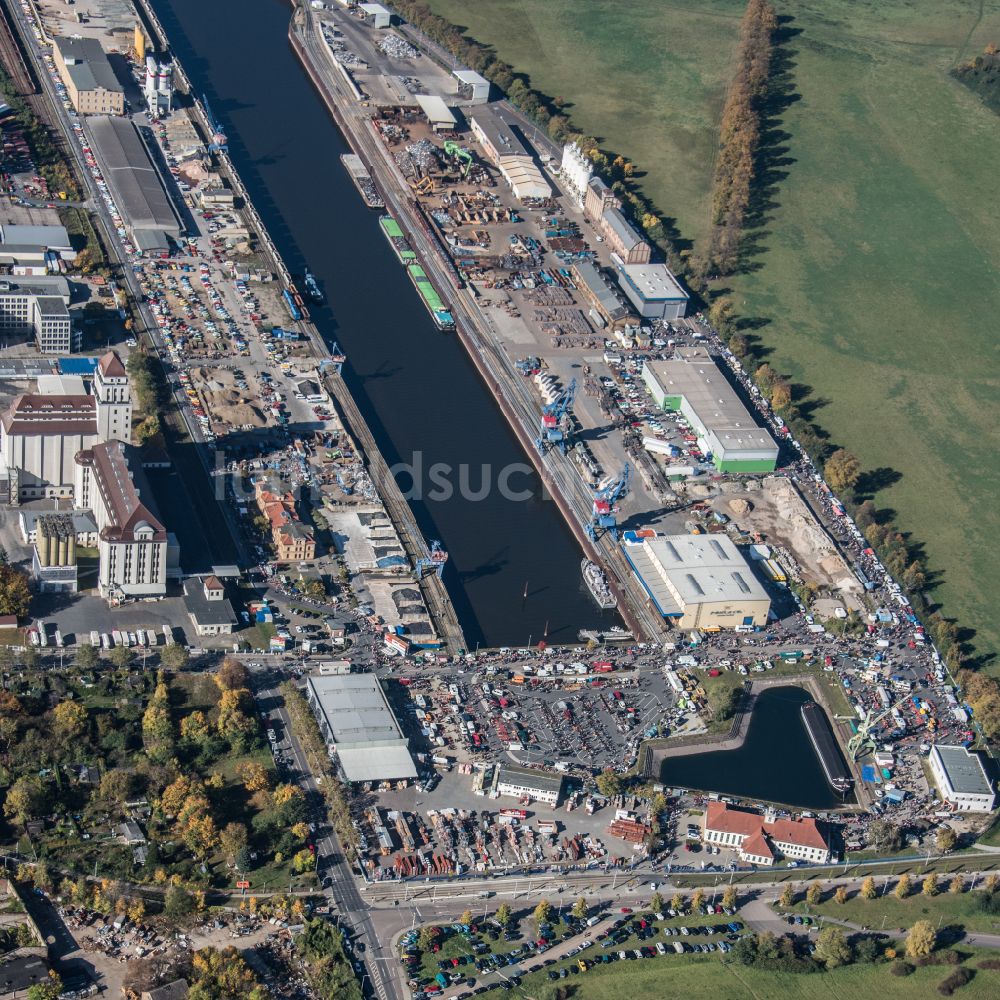 Luftaufnahme Dresden - Kaianlagen und Schiffs- Anlegestellen am Hafenbecken des Binnenhafen Alberthafen in Dresden im Bundesland Sachsen, Deutschland